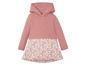 Roze meisjesjurk met capuchon en bloemenprint.