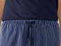 Blauwe pyjamabroek met witte strepen