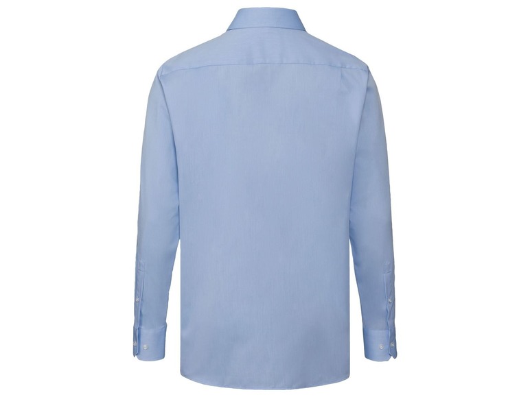 Een lichtblauw overhemd met lange mouwen.