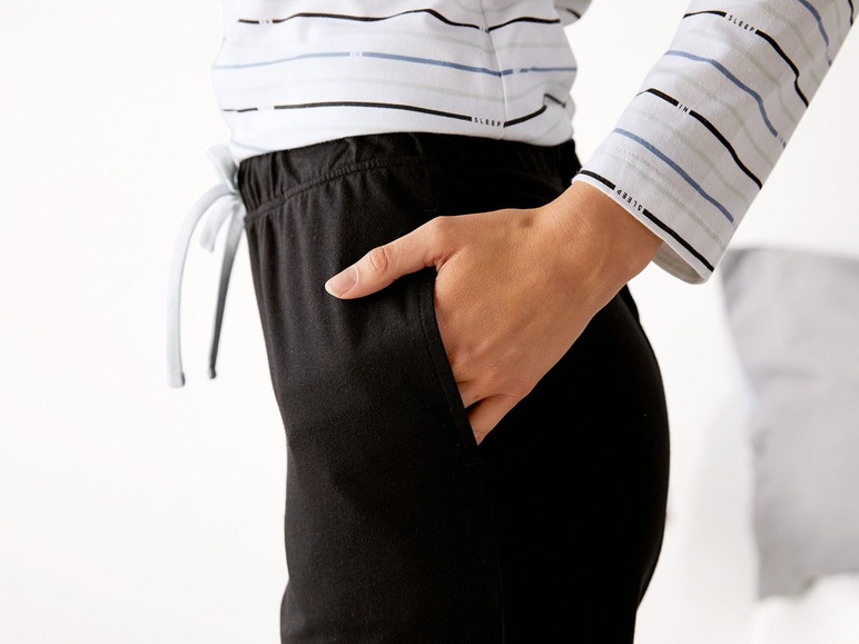 Zwarte broek met een gestreept slaapshirt.