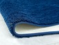 Een blauwe badmat met een antislip onderkant.