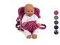 Een babypop in een roze en witte stippen draagzak.
