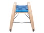 Een houten slee met een blauwe geweven zitting.