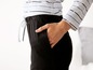 Zwarte broek met een gestreept slaapshirt.