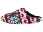 Gebreide pantoffels met een winters ontwerp.
