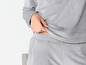 Een grijze pyjama met lange mouwen en broek.