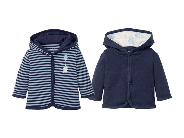 Twee blauwe babyjasjes met capuchon, één met strepen en een olifant.