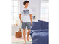 Man draagt een pyjama met korte broek en een T-shirt met de tekst 'Sleep all day and night'.
