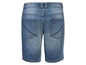 Een paar blauwe jeans shorts.