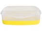Een gele plastic lunchbox met een doorzichtig deksel.