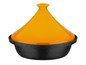 Een gele tajine met een zwart keramiek oppervlak.