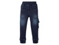 Donkerblauwe jeans met elastiek in de taille en aan de onderkant van de broekspijpen.