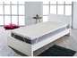 Witte matras topper op een bed met een witte frame.