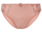 Een roze onderbroek met kant en bloemenmotief.