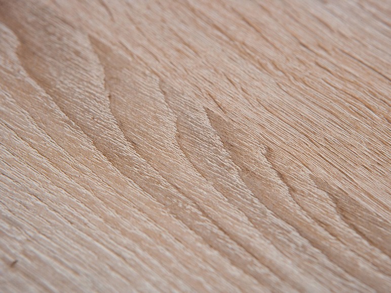 Close-up van een houten oppervlak met zichtbare houtnerf.