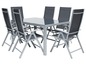 Tuinset met een glazen tafel en zes aluminium stoelen.