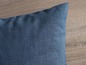 Een donkerblauwe kussenhoes van dicht geweven stof.