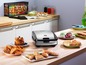 Een Tefal Snack Collection contactgrill met verschillende hapjes, zoals wafels, pannenkoeken en sandwiches.