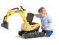Een kind speelt met een gele Power Builder-graafmachine.