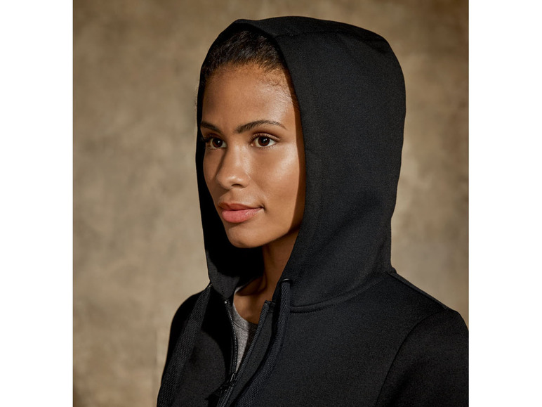 Een zwarte hoodie met rits.