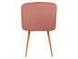 Een roze fluwelen stoel met houten poten.