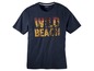 Een donkerblauw T-shirt met de tekst 'Wild Beach' en palmbomen.