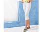 Witte capribroek met gestreepte espadrilles.