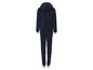 Een donkerblauwe onesie met capuchon.