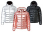 Drie glanzende winterjassen met capuchon, in zilver, roze en zwart.