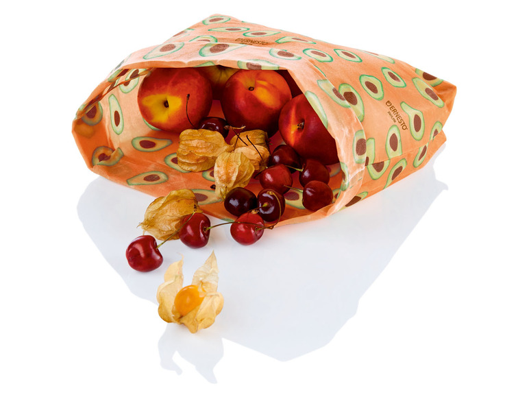 Cherries, perziken en physalis in een Evergreens-waxdoek.