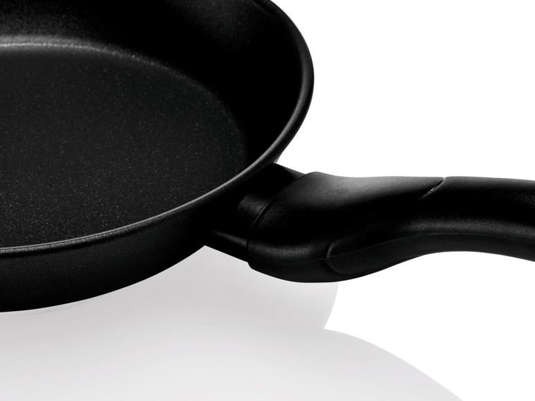 Een zwarte koekenpan met een anti-aanbaklaag.