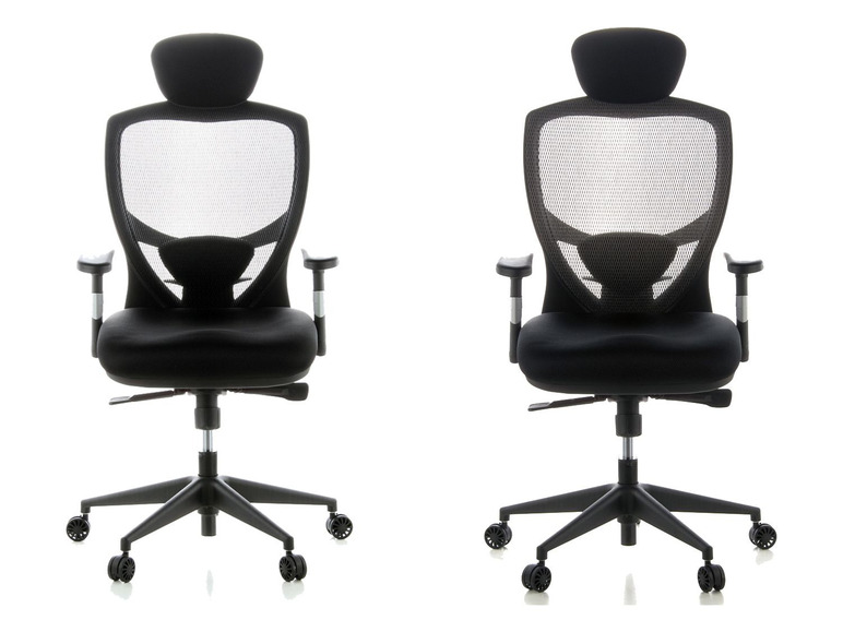 Twee zwarte bureaustoelen met mesh rugleuningen.