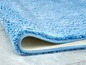 Zachte, blauwe badmat met een antislip onderkant.