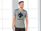 Man draagt grijs t-shirt met 'Eco Active' print.