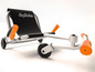 Een EzyRoller driewieler met oranje handvatten.