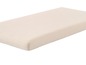 Een crèmekleurige matras voor een babybedje.