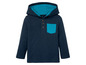 Een donkerblauwe hoodie met knopen en een turquoise zak.
