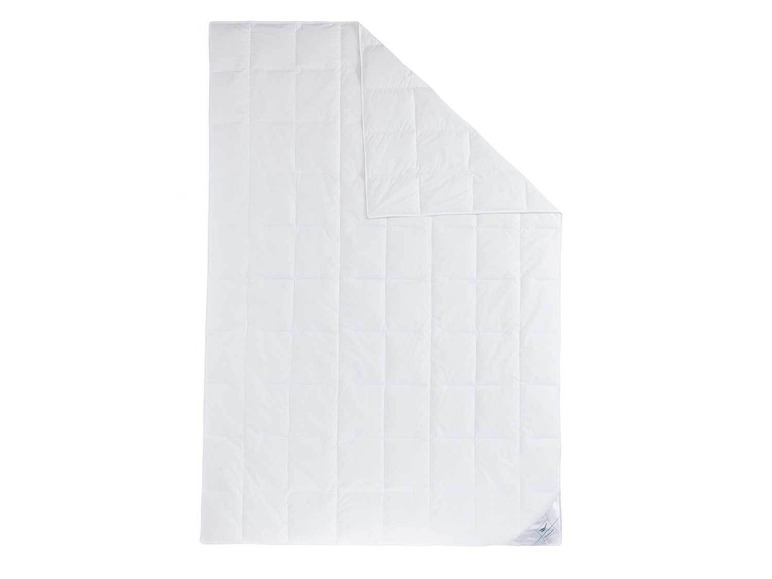 Een witte dekbed met een gestikte ruitpatroon.