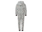 Een witte onesie met luipaardprint.