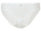 Witte lingerie met kant en een bloemmotief.