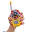 Een kind houdt een speelgoed walkie-talkie vast met een afbeelding van de brandweerman Sam.