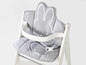 Een witte kinderstoel met een grijze Miffy-bekleding.