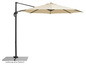 Beige parasol met arm voor de tuin.