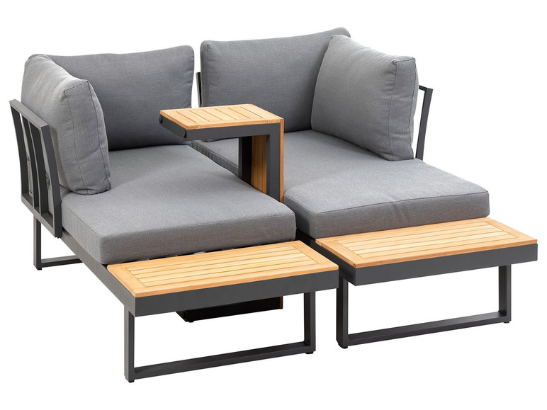 Een grijze loungebank met houten tafel en bijzettafels voor buiten.