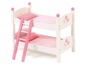 Een houten poppenbed met roze beddengoed en een roze ladder.