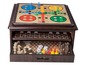 Een houten speldoos met Ludo, checkers en schaak.