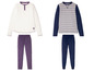 Twee sets pyjama's, een met een witte top en paarse broek, de andere met een gestreepte top en blauwe broek.