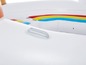 Een opblaasbaar zwembad met regenboog voor kinderen.