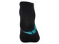 Zwarte sportsokken met turquoise accenten.