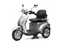 Zilveren driewielige scooter met een zwarte stoel.
